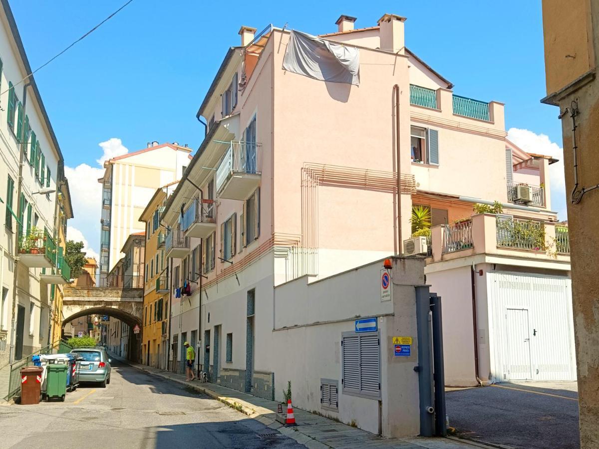 A Casa Di Pizz - Bilocale Con Parcheggio Privato Savona Exterior foto